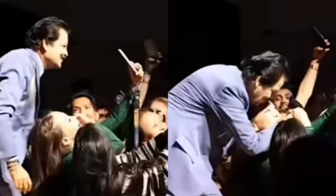 Udit Narayan Kissing Video Viral: स्टेज पर फिर दिखा उदित नारायण का रोमांटिक अंदाज, वीडियो वायरल Udit Narayan Kissing Video Viral: स्टेज पर फिर दिखा उदित नारायण का रोमांटिक अंदाज, वीडियो वायरल