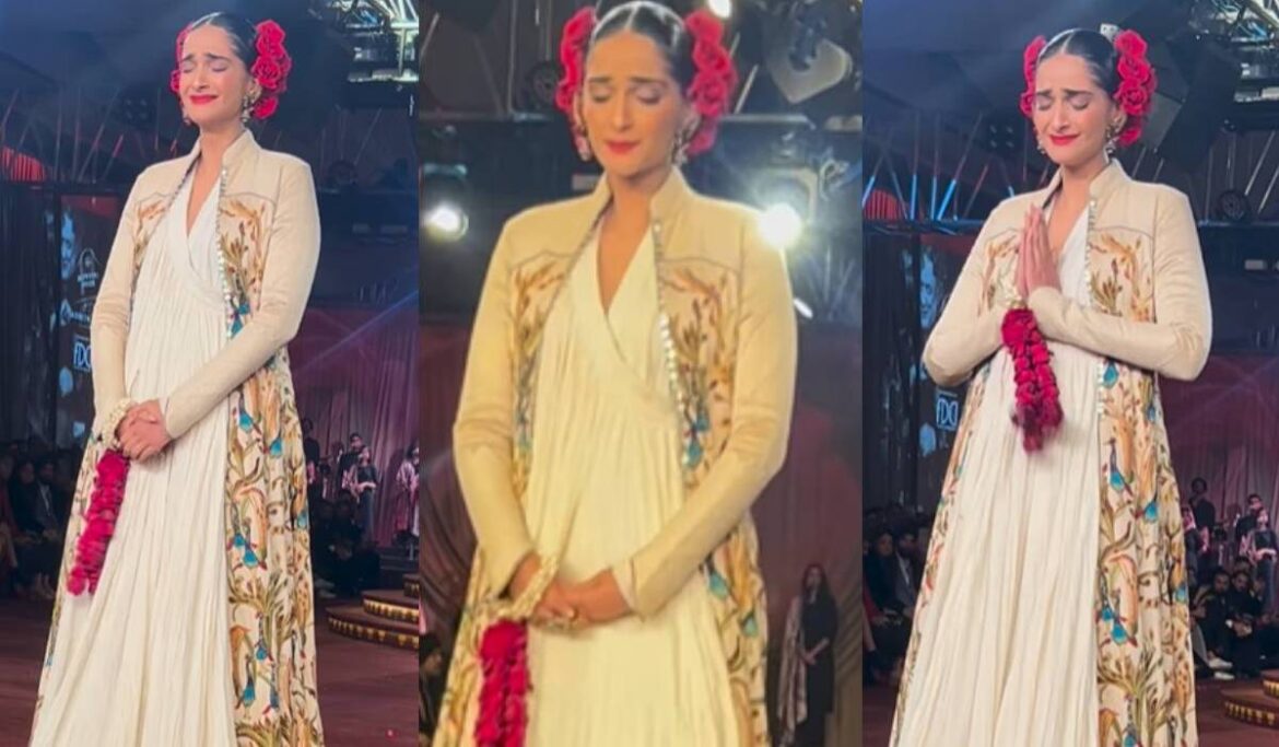रैंप पर वॉक करते हुए क्यों रो पड़ीं Sonam Kapoor? दिवंगत डिज़ाइनर Rohit Bal को दी श्रद्धांजलि रैंप पर वॉक करते हुए क्यों रो पड़ीं Sonam Kapoor? दिवंगत डिज़ाइनर Rohit Bal को दी श्रद्धांजलि