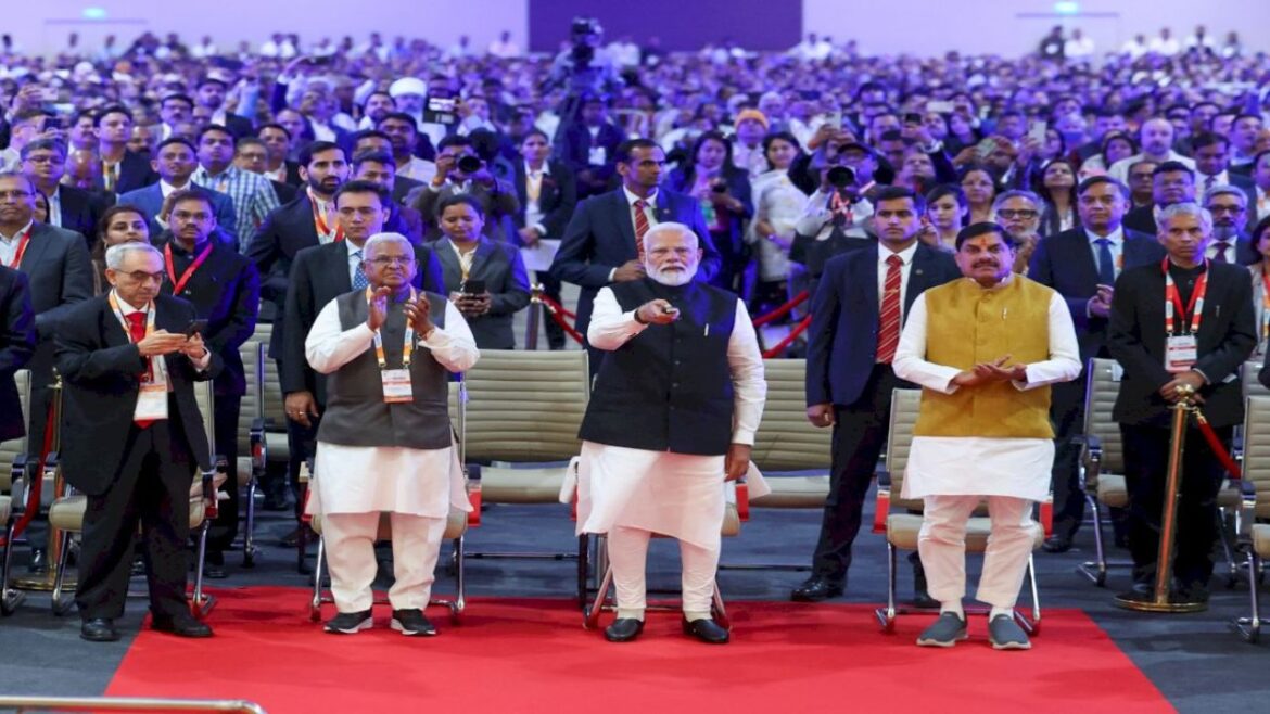 MP Global Investors Summit: प्रधानमंत्री मोदी ने किया उद्घाटन, भारत की अर्थव्यवस्था को बताया सबसे तेज़ी से बढ़ने वाली MP Global Investors Summit: प्रधानमंत्री मोदी ने किया उद्घाटन, भारत की अर्थव्यवस्था को बताया सबसे तेज़ी से बढ़ने वाली