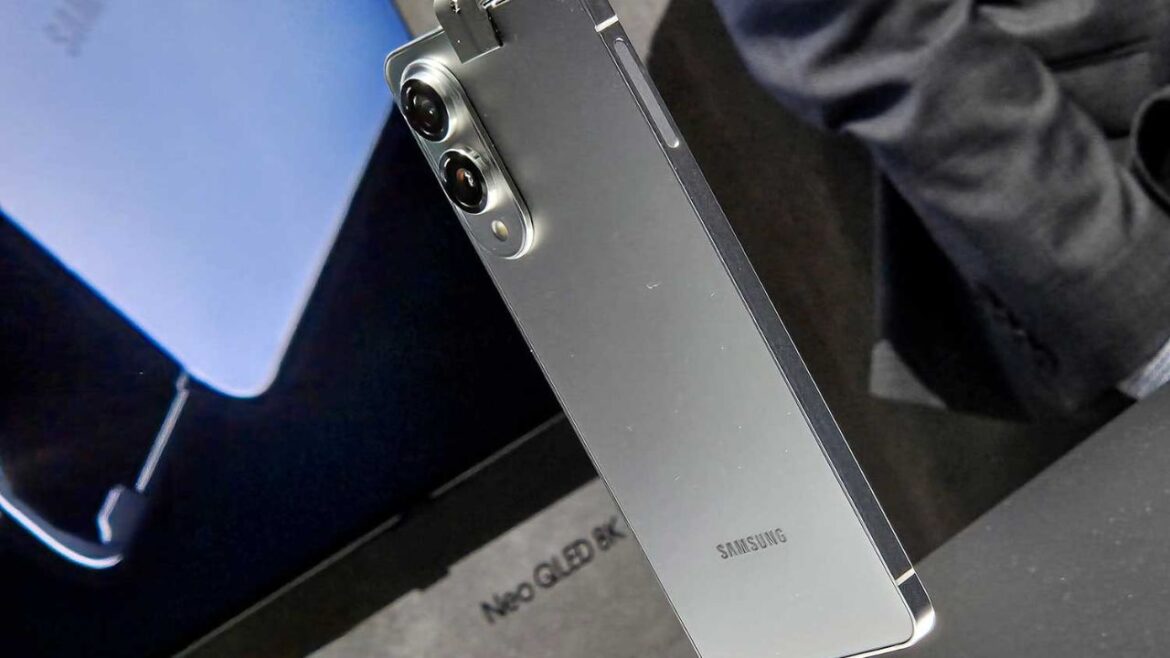 Samsung Galaxy S25 Edge की लॉन्चिंग डिटेल लीक, तीन कलर ऑप्शन में आ सकता है फोन! Samsung Galaxy S25 Edge की लॉन्चिंग डिटेल लीक, तीन कलर ऑप्शन में आ सकता है फोन!